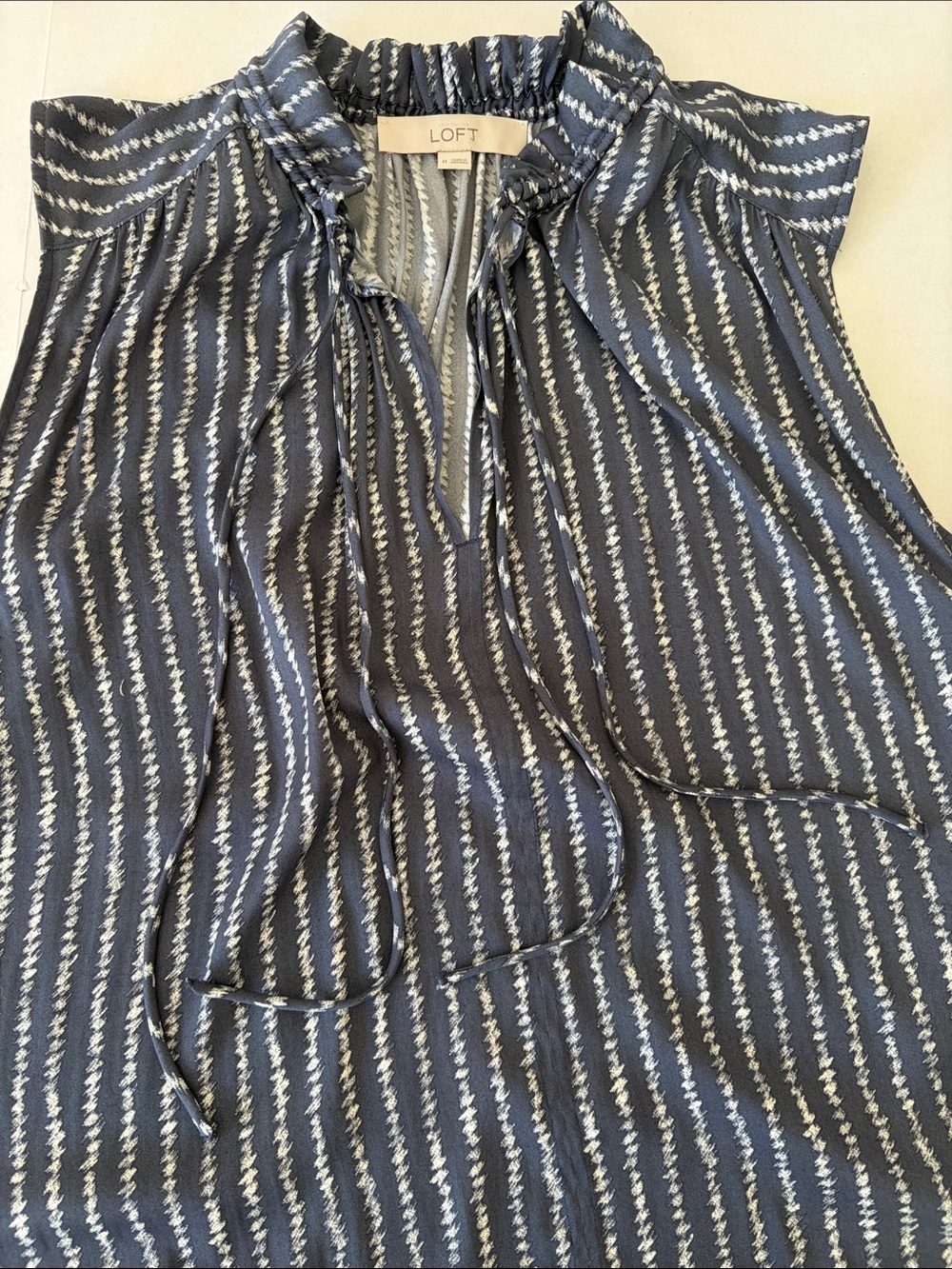 Loft Women’s Sz Med Sleeveless Top Ruffle Neck Gray White Lightweight - Picture 13 of 13